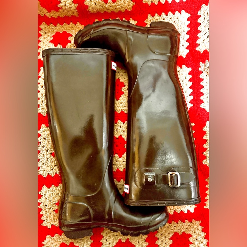 The size marked for US is 5 M'6 F. in great condition, beautiful and comfortable